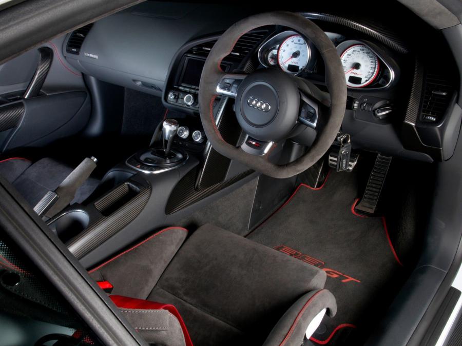 Интерьер Audi R8 GT 2010 года  (UK) (фото 17 из 18)